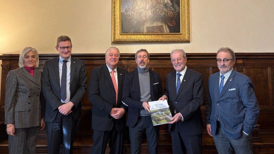 Delegazione dell'Associazione Europea degli Ufficiali di Stato Civile accompagnati da un membro dell'ANUSCA in visita a San Marino